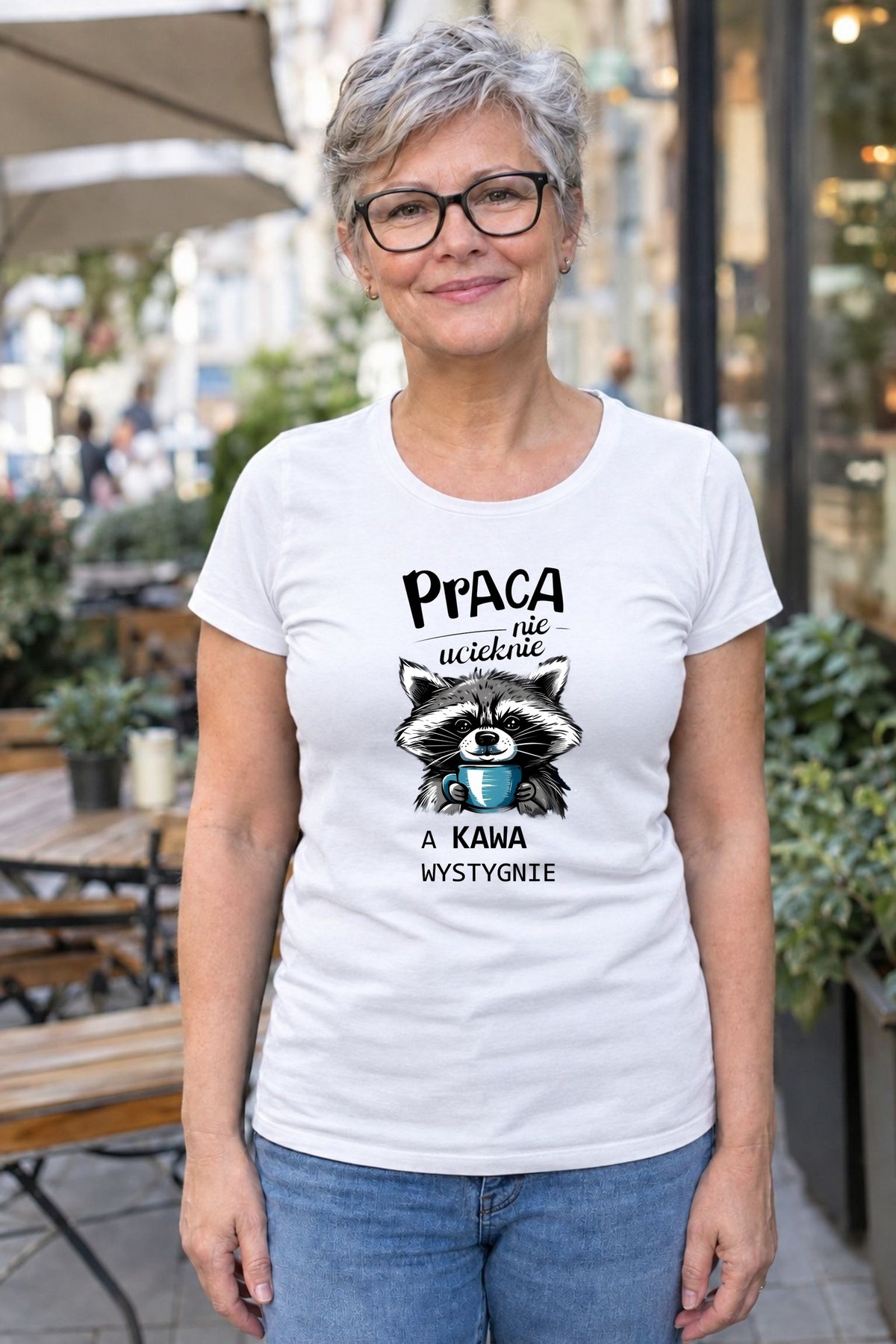Koszulka damska praca nie ucieknie a kawa wystygnie z szopem biała, zdjęcie 4