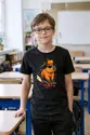 Koszulka dla chłopca z kapibarą czarna komiksowa akcja na deskorolce, zdjęcie 5