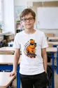 Koszulka dla chłopca z kapibarą biała komiksowa akcja na deskorolce, zdjęcie 3