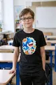 Koszulka z rekinami dla chłopca czarna efekt błyszczącej naklejki, zdjęcie 4