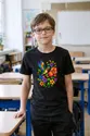Koszulka z kolibrem dla chłopca czarna styl witrażowy, zdjęcie 4