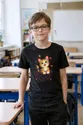 Koszulka z kotkiem kolorowym dla chłopca czarna z kolorowych kropek, zdjęcie 5