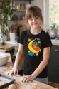 Koszulka ze śpiącym misiem dla dziewczynki czarna rysunek kredkami, zdjęcie 5