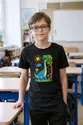 Koszulka z brachiozaurem rysunek dla chłopca czarna kredkami, zdjęcie 5