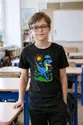 Koszulka dziecięca z welociraptorem dla chłopca czarna rysunek kredkami, zdjęcie 3