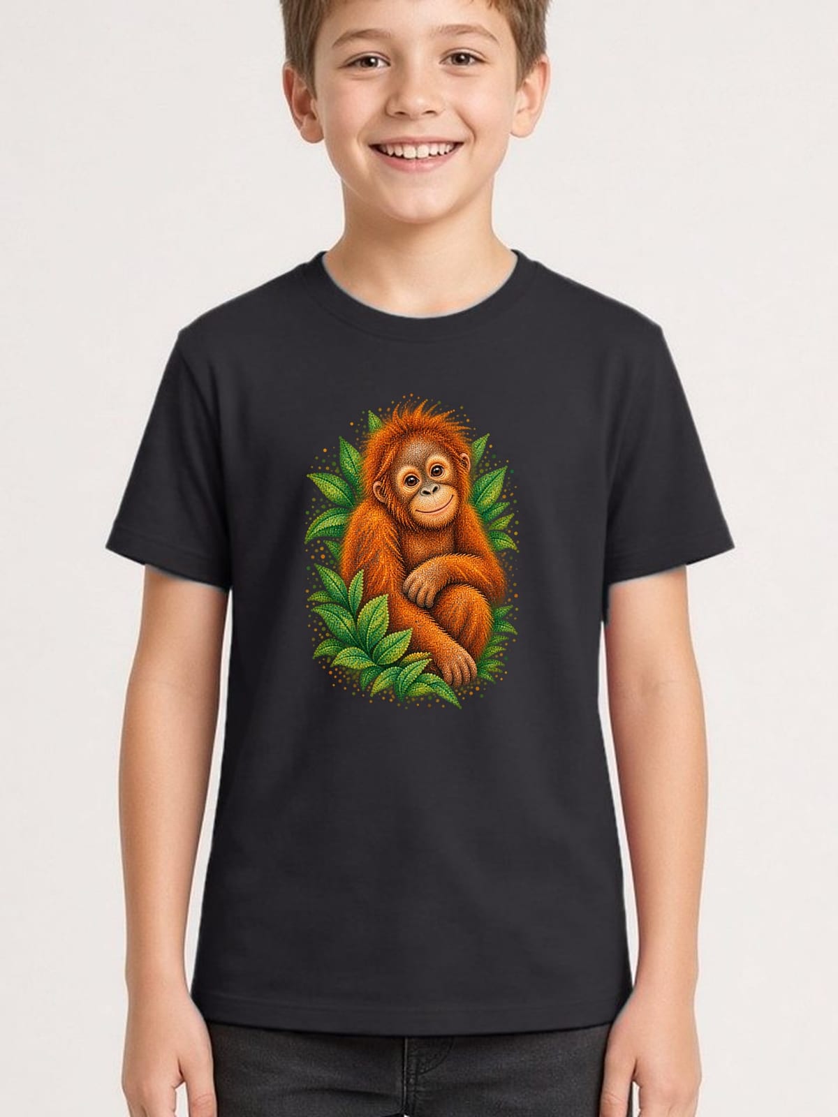 Koszulka dziecięca z orangutanem dla chłopca czarna z kolorowych kropek