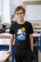 Koszulka dziecięca z żaglówką dla chłopca czarna wesoła bajka z delfinem, zdjęcie 4