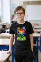Koszulka dziecięca z kwiatem dla chłopca czarna rysunek kredkami, zdjęcie 4