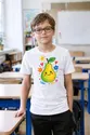 Koszulka dziecięca z gruszką dla chłopca biała rysunek kredkami, zdjęcie 3