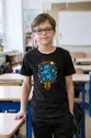 Koszulka w kwiaty niezapominajki dla chłopca czarna geometryczne kształty, zdjęcie 6