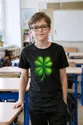 Koszulka z koniczynką dla chłopca czarna z kolorowych kropek, zdjęcie 3