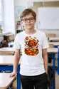 Koszulka z ludzikiem z kasztanów dla chłopca biała wesoła bajkowa scena, zdjęcie 6