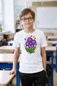 Koszulka z kwiatkiem fiołka dla chłopca biała papierowy kolaż, zdjęcie 4