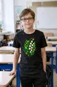 Koszulka z konwalią witraż dla chłopca czarna styl witrażowy, zdjęcie 3