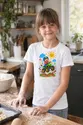 Koszulka z quadem dla dziewczynki biała rysunek kredkami, zdjęcie 3
