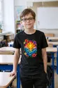 Koszulka z zachodem słońca witrażowa dla chłopca czarna efekt witrażowego, zdjęcie 4