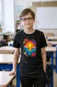 Koszulka z zachodem słońca witrażowa dla chłopca czarna efekt witrażowego, zdjęcie 4