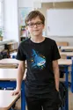 Koszulka z rekinem wielorybim dla chłopca czarna z kolorowych kropek, zdjęcie 5