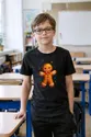 Koszulka z ludzikiem piernikowym dla chłopca czarna z kolorowych kropek, zdjęcie 3