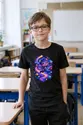 Koszulka z chochlikiem kosmicznym dla chłopca czarna wśród gwiazd, zdjęcie 4