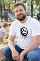 Koszulka męska biała śmieszna buźka z iksami zamiast oczu meme, zdjęcie 3