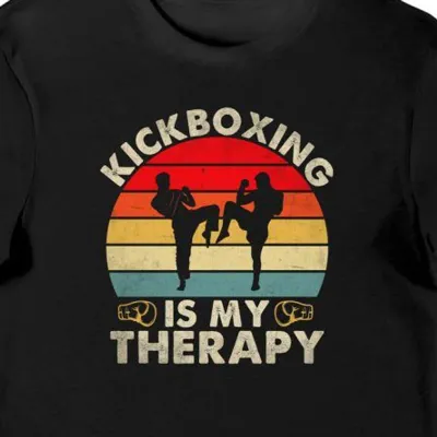 Koszulka męska retro Kickboxing z napisem "kickboxing is my therapy" czarna