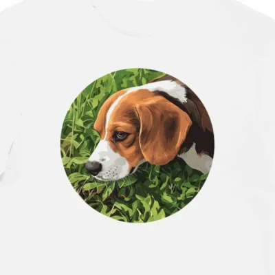 Koszulka męska biała z nadrukiem trójkolorowego beagle w polu
