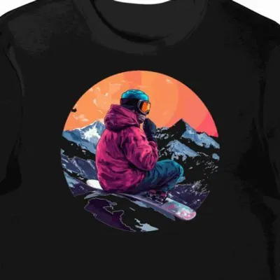Koszulka męska czarna z motywem snowboardzisty na szczycie