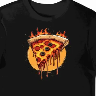 Koszulka męska czarna z motywem pizzy z oliwkami w otoczce z ognia