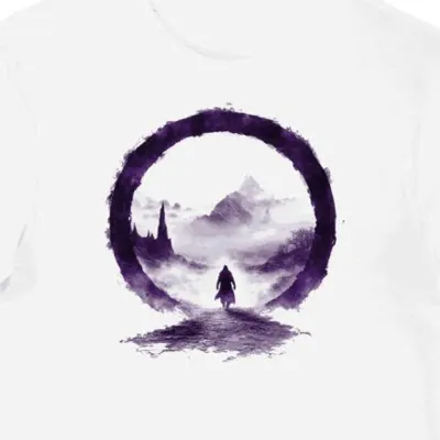 Koszulka męska biała z grafiką fantastycznego wędrowca w purpurowej mgle
