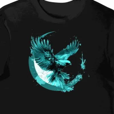 Koszulka męska czarna z nadrukiem tealowych piór Tengu