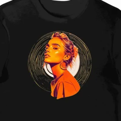 Koszulka męska czarna z nadrukiem Miley Cyrus i futurystyka