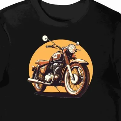 Koszulka męska czarna z Klasycznym Motywem Motocykla w Ciepłym Świetle