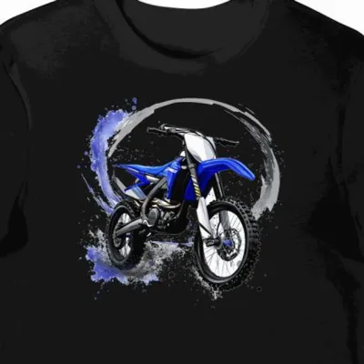 Koszulka męska czarna z futurystycznym motywem motocykla wyścigowego