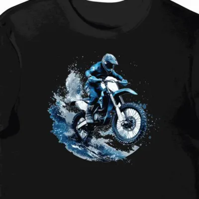 Koszulka męska czarna Dynamiczny Skok Motocyklowy w Mistycznej Aurze