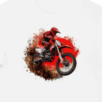 Koszulka męska biała z grafiką motocyklu w ogniu pustyni
