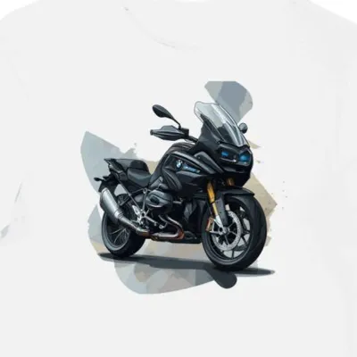 Stylowa koszulka męska biała z wzorem motocykla w eterycznej mgle