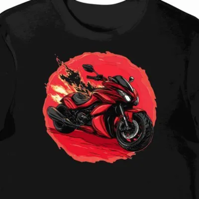 Koszulka męska czarna z wizerunkiem dynamicznego motocykla w ogniu