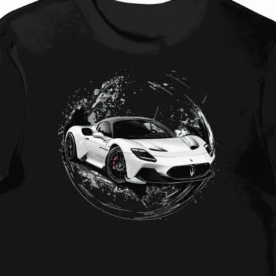 Koszulka męska czarna z motywem Maserati MC20 w ruchu