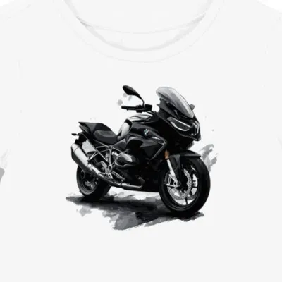 Koszulka damska biała z Sylwetką Motocykla w Mglistym Klimacie