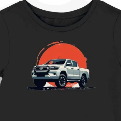 Koszulka damska czarna z motywem Hilux w miejskiej oprawie
