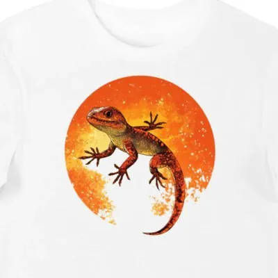 Koszulka męska biała z motywem jaszczurki w ciepłym blasku