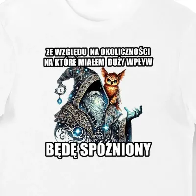 Koszulka męska z Czarodziejem "BĘDĘ SPÓŹNIONY" biała