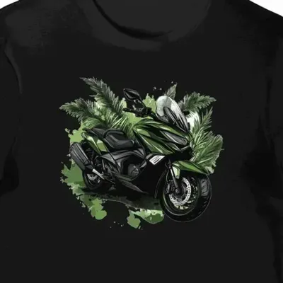 Koszulka męska czarna z motocyklowym stylem wśród zieleni
